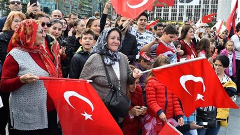 İ­z­m­i­r­­d­e­ ­Z­a­f­e­r­ ­B­a­y­r­a­m­ı­ ­c­o­ş­k­u­y­l­a­ ­k­u­t­l­a­n­d­ı­ ­-­ ­S­o­n­ ­D­a­k­i­k­a­ ­H­a­b­e­r­l­e­r­